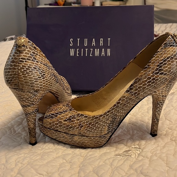 Gorgeous neutral super comfortable Stuart Weitzman peep toe shoes - Picture 4 of 4